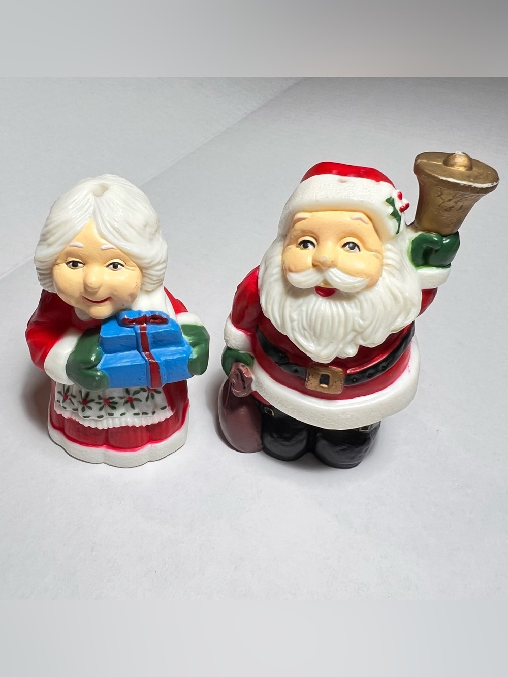 Mr. & Mrs. Claus Salt & Pepper Shakers Collectibles